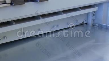 工业数控机床上金属薄板的切割孔。